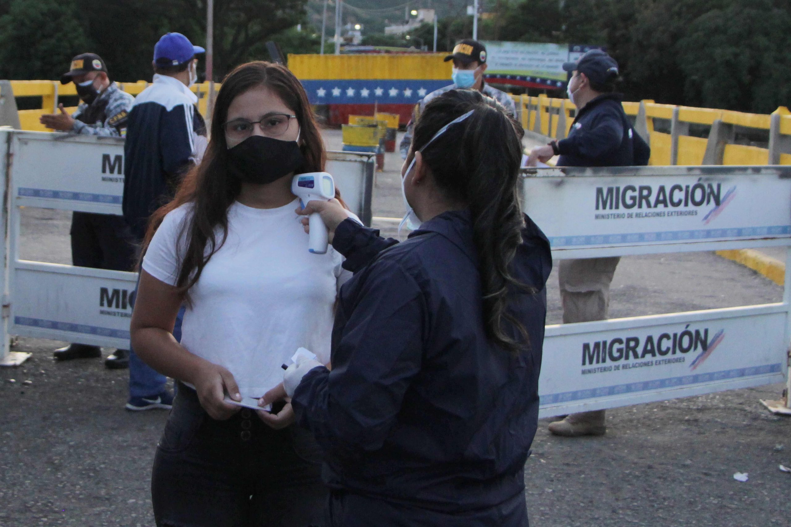 Colombia extiende hasta junio cierre de sus pasos fronterizos - Colombia incluye a embarazadas y mayores de 12 años en plan de vacunación