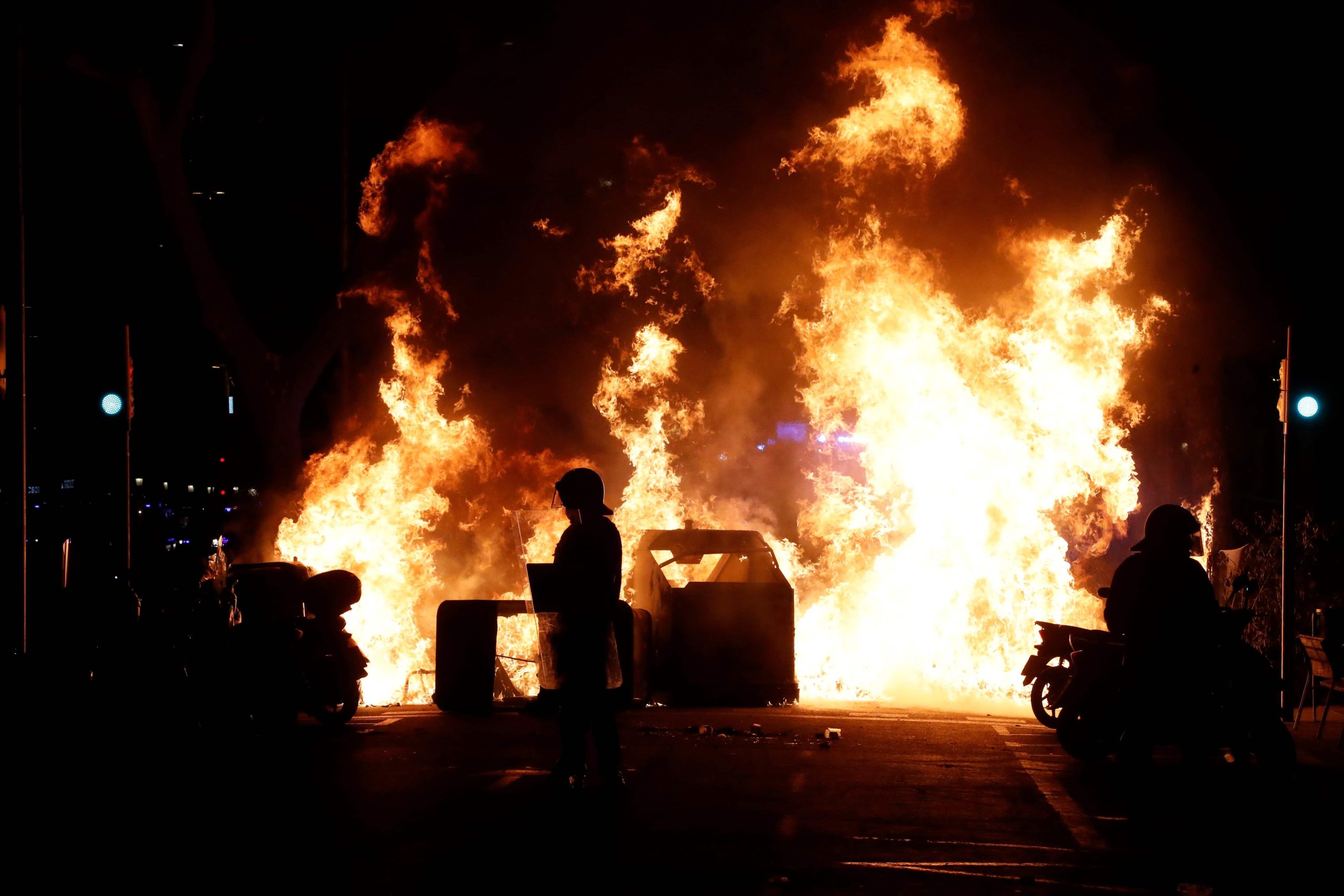 Protestas en apoyo a rapero Hasel dejan 15 detenidos y 33 heridos