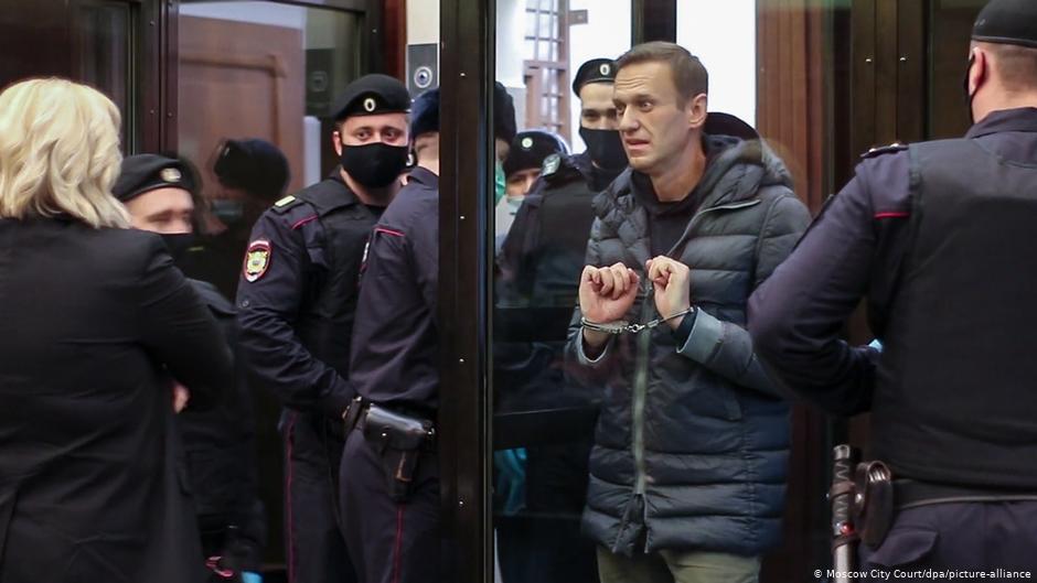 Navalny es condenado a tres años y medio de cárcel
