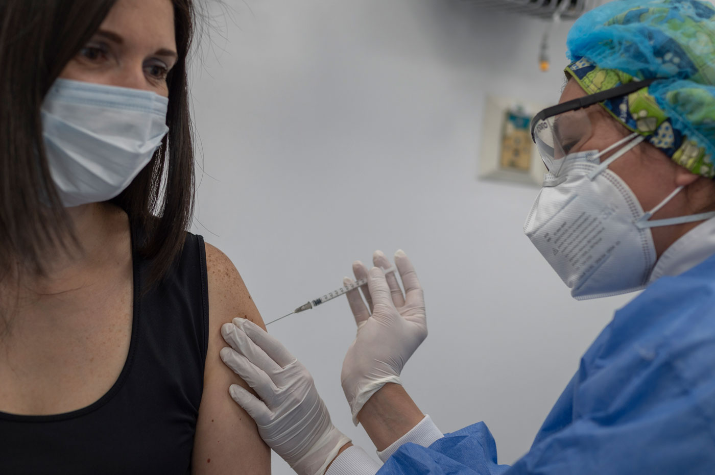 ¿Quiénes deben vacunarse primero contra COVID-19?: conozca qué dice la OMS