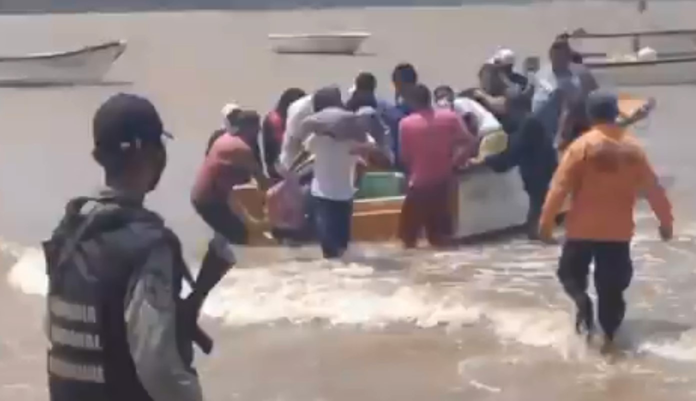 Rescatan con vida a 18 personas que quedaron a la deriva en costas de Falcón