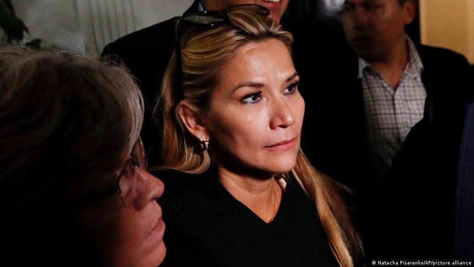 Áñez denuncia "torturas" desde su detención en una carta de su puño y letra