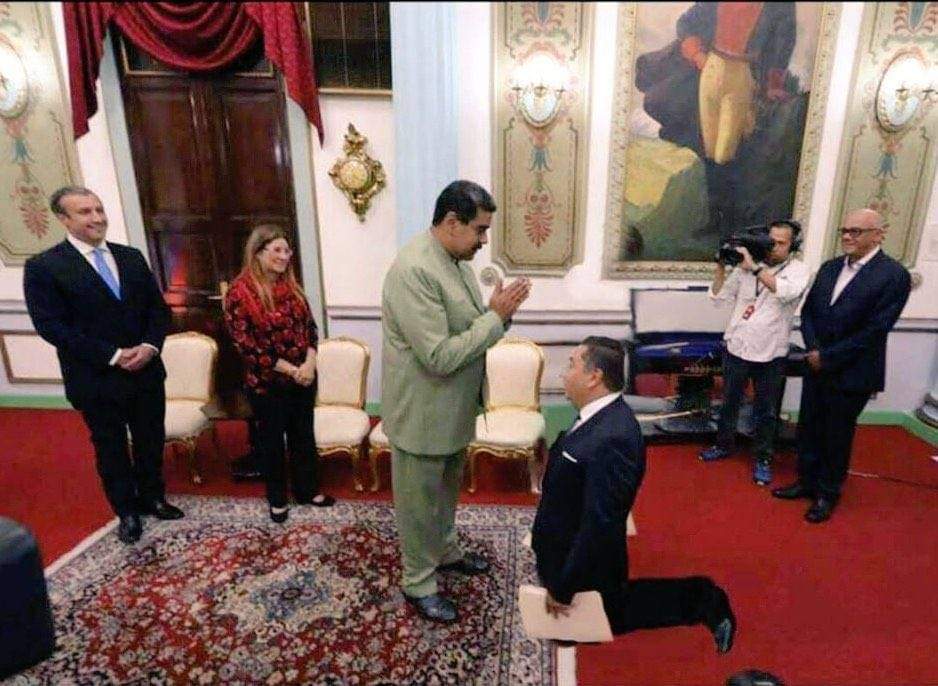 ¿La foto de Javier Bertucci arrodillado ante Nicolás Maduro es verdadera?