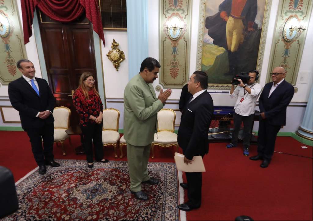 ¿La foto de Javier Bertucci arrodillado ante Nicolás Maduro es verdadera?