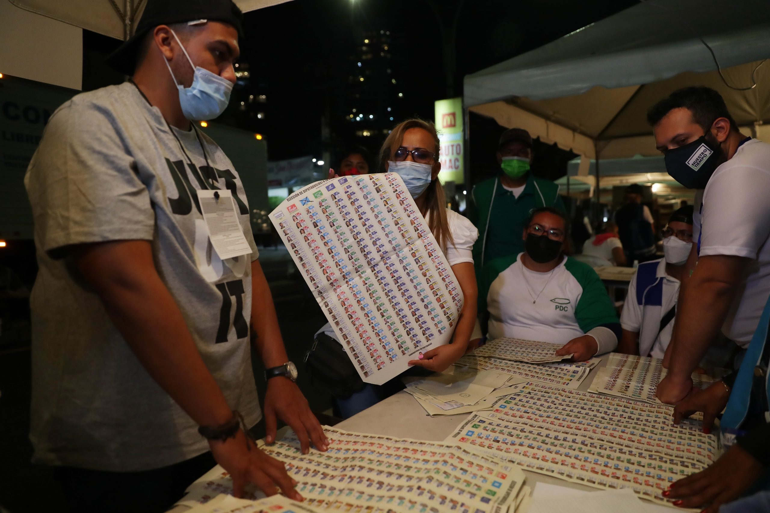 Salvadoreños votan para favorecer a Bukele