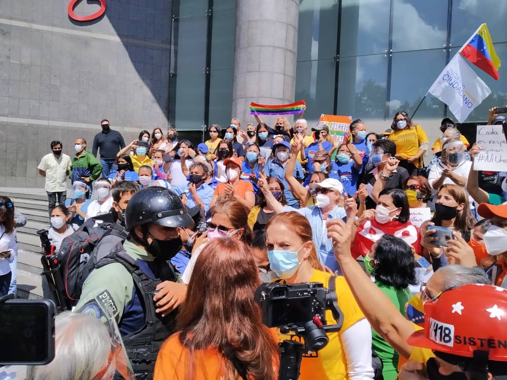 Mujeres integrantes de distintos partidos políticos y de la sociedad civil protestaron este lunes 8 de marzo, Día de la Mujer, frente a la sede del Programa de las Naciones Unidas para el Desarrollo (Pnud) en Caracas. Mujeres integrantes de distintos partidos políticos y de la sociedad civil protestaron este lunes 8 de marzo, Día de la Mujer, frente a la sede del Programa de las Naciones Unidas para el Desarrollo (Pnud) en Caracas.
