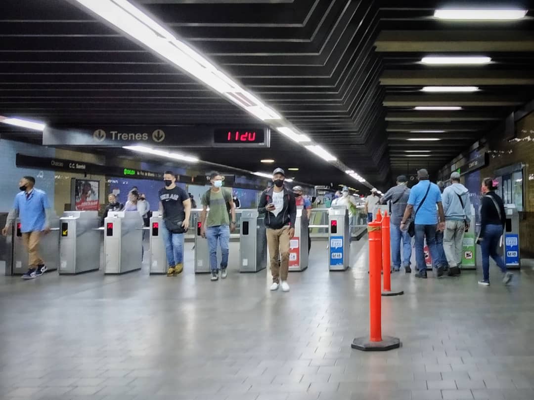 Tarjetas dañadas y torniquetes desactivados frenan cobro del pasaje en el Metro
