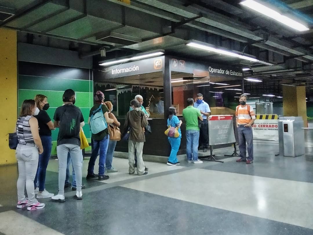 "El boleto ya no lo vamos a sacar más, deben comprar la tarjeta", trabajador del Metro
