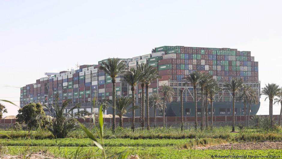 Fracasa nuevo intento de desbloquear el canal de Suez