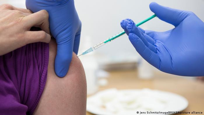 Dinamarca, Italia y Noruega suspenden vacunación con antídoto de AstraZeneca