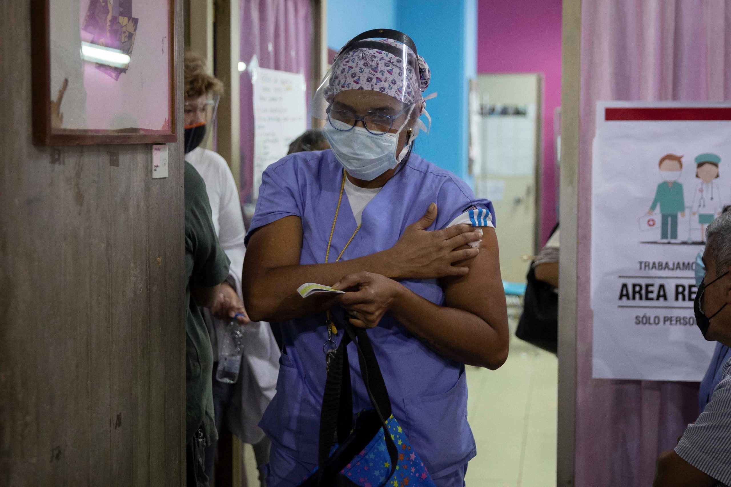"Me puse la vacuna porque tengo que cuidar a mi familia", cuenta docente en Puerto Ayacucho