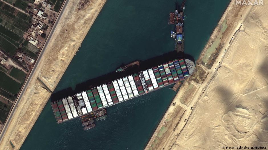 Un error humano pudo haber causado encallamiento de buque en canal de Suez