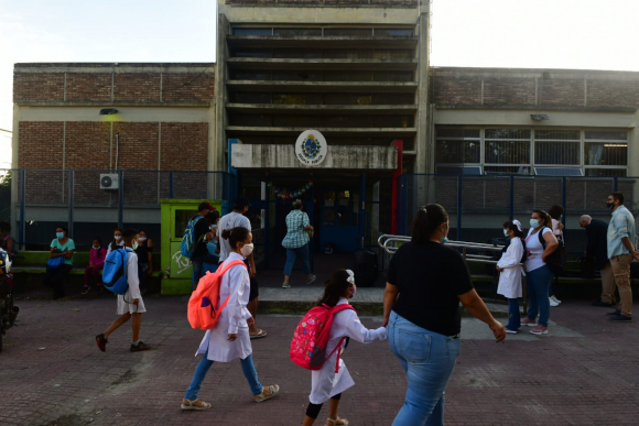 Uruguay inicia su año escolar en medio de un paro y la jornada de vacunación