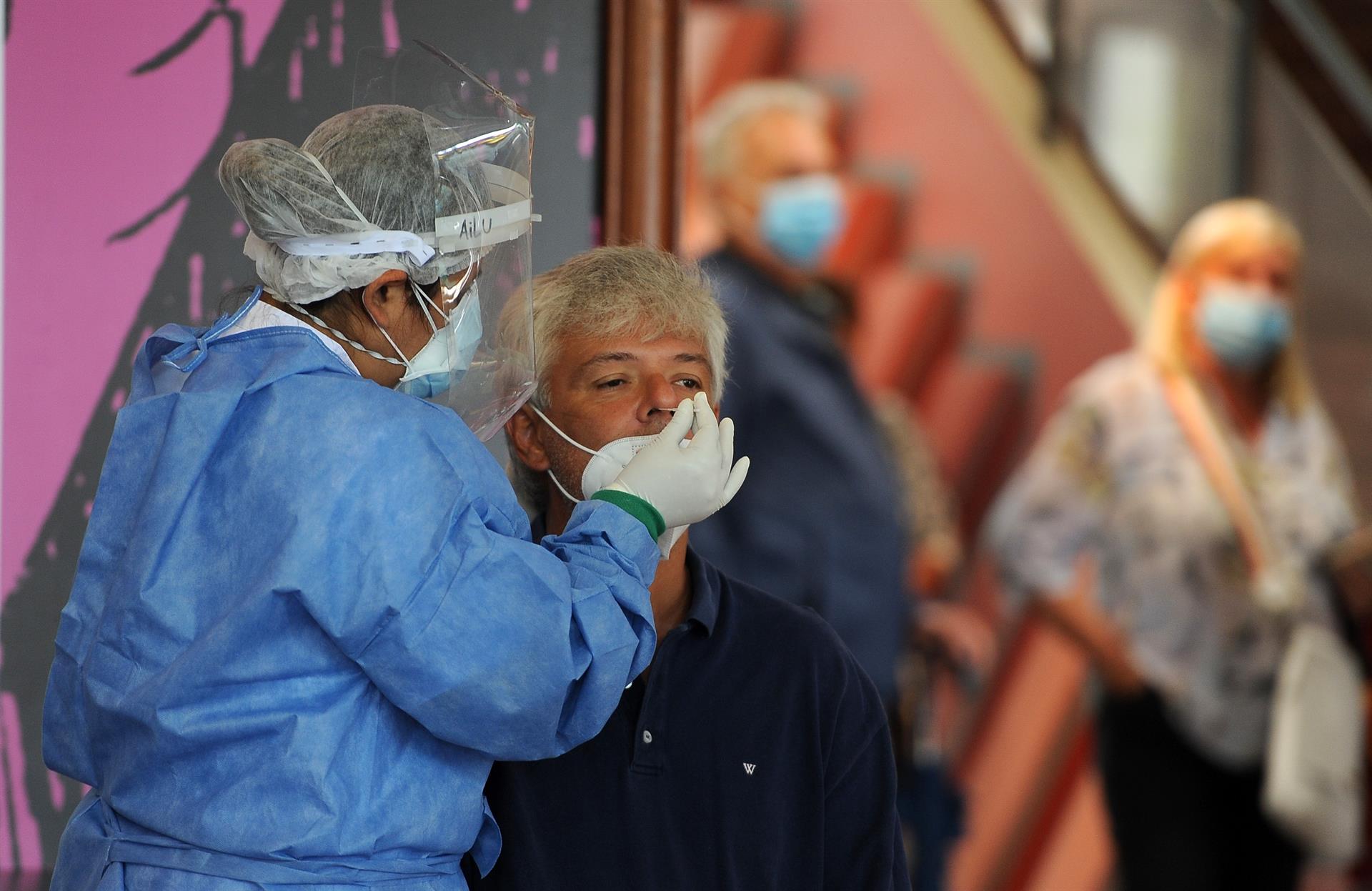 Autoridades sanitarias europeas advierten de riesgo de nuevas variantes del covid para personas mayores