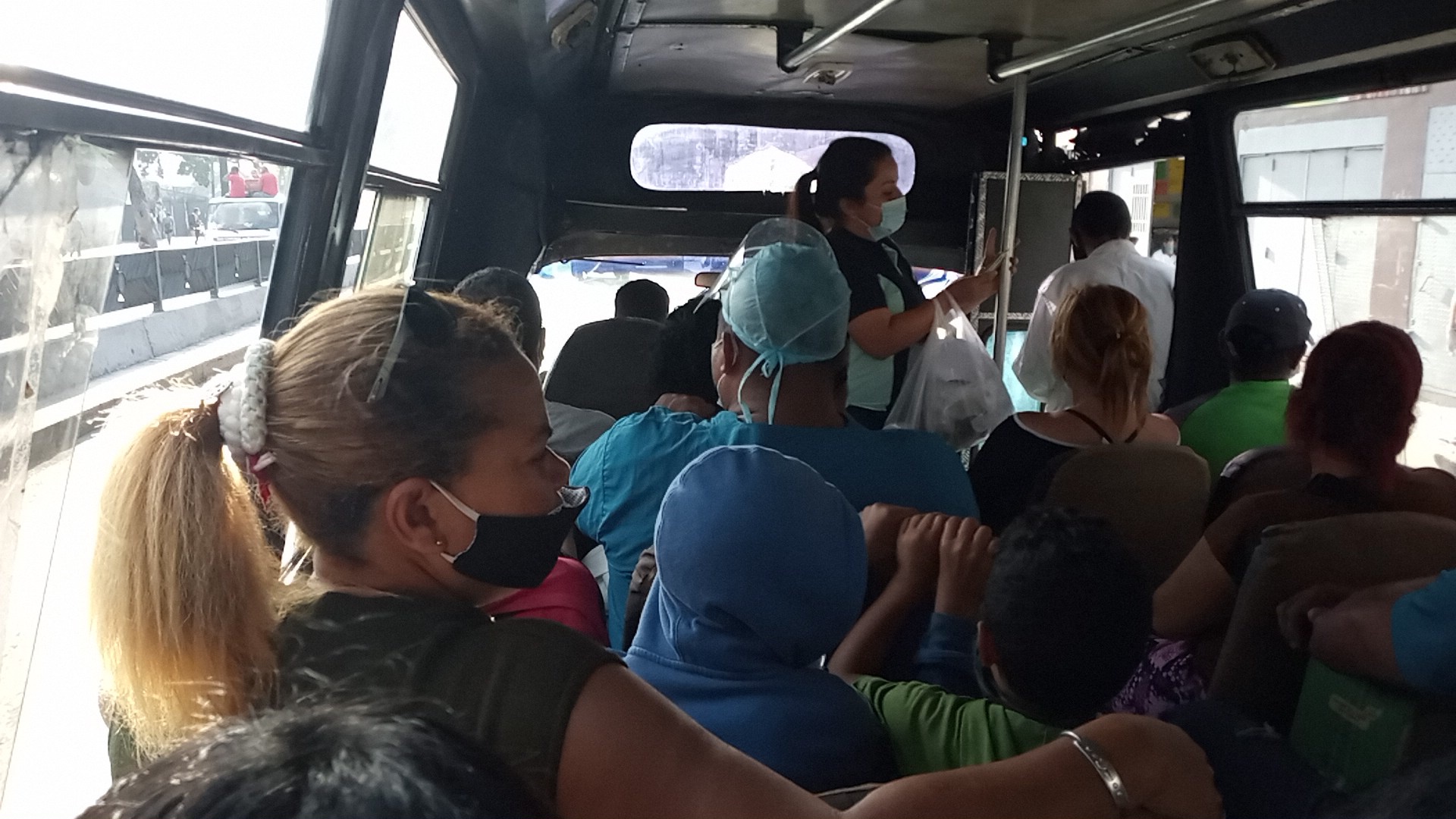 Temor al COVID-19 no detiene aglomeraciones de personas en Catia y Petare