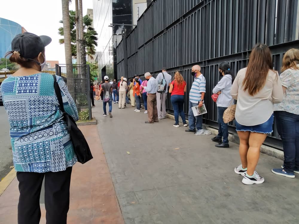 Caraqueños llenan bancos y sedes del Saime en inicio de semana flexible