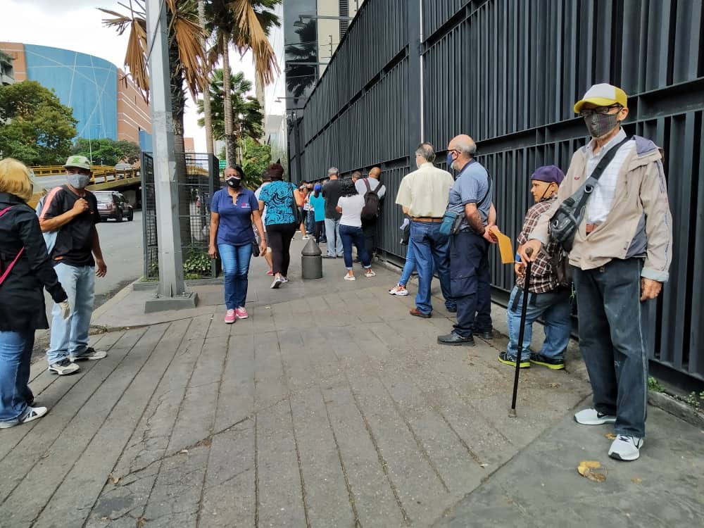Caraqueños llenan bancos y sedes del Saime en inicio de semana flexible