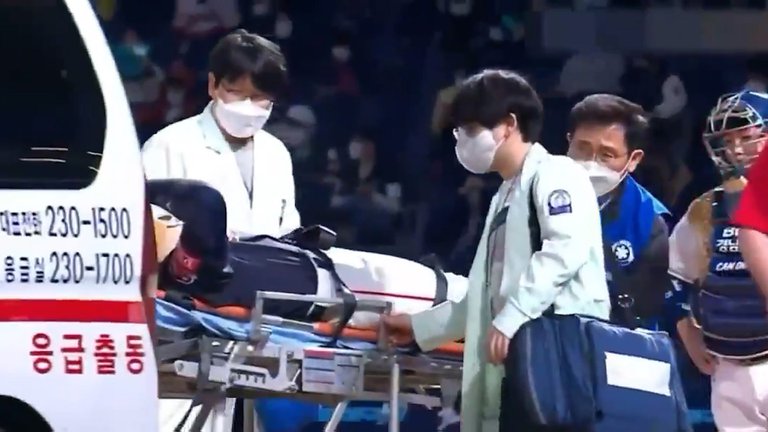 Venezolano Dixon Machado bajo vigilancia médica tras recibir pelotazo en la cabeza en Liga Coreana
