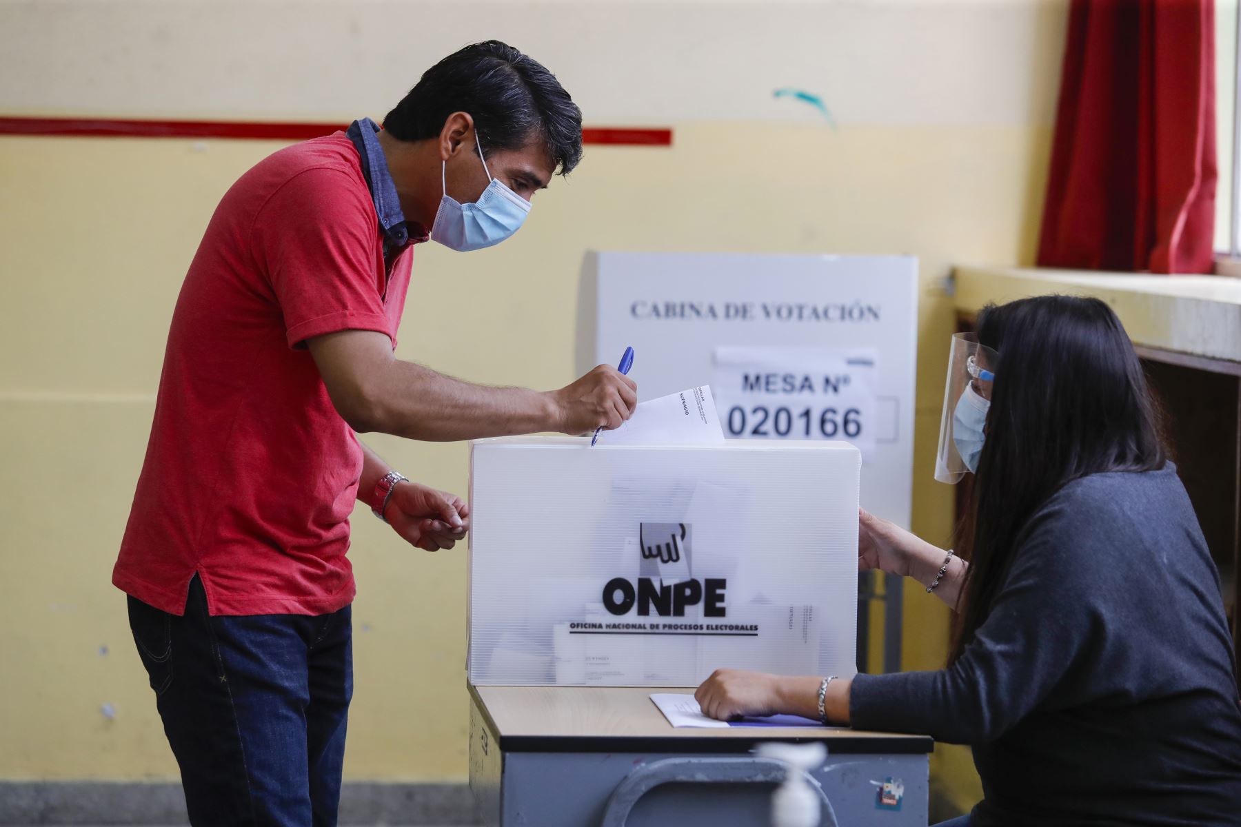 Perú suspende