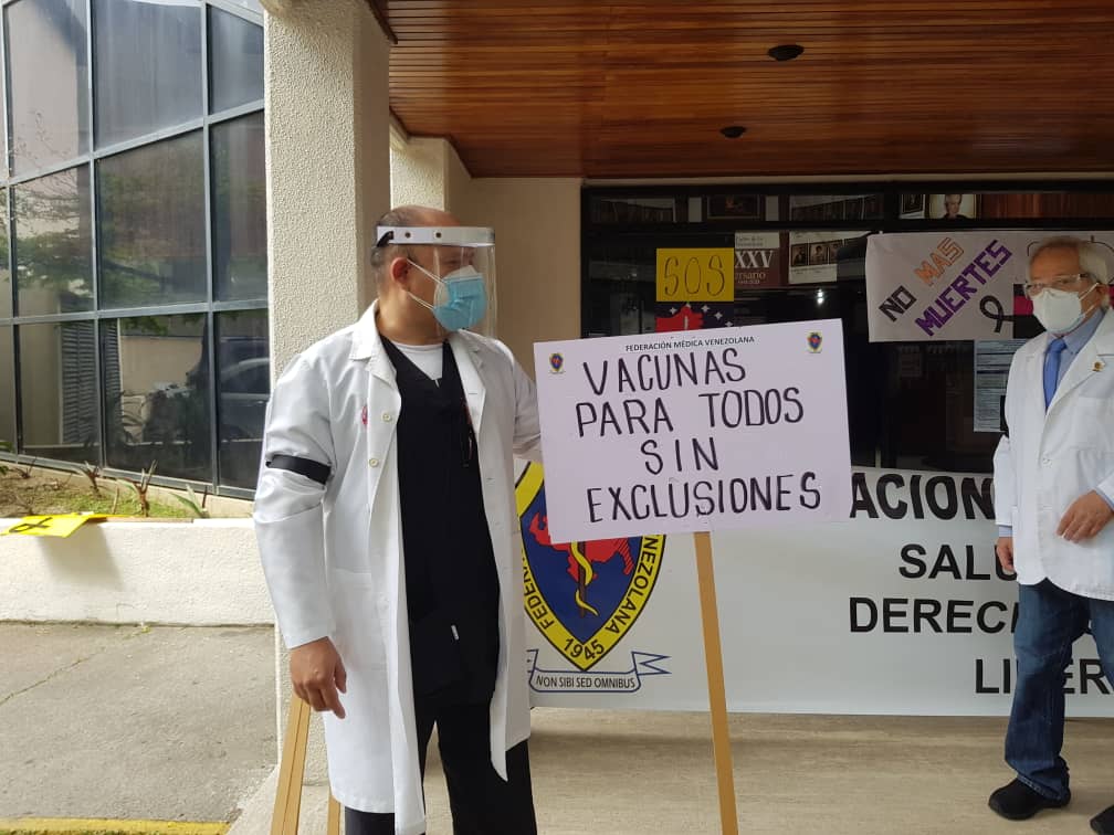 Gobierno evalúa costos políticos de la vacunación, sostienen analistas