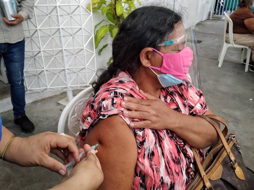 Adultos mayores que recibieron vacunas rusas en Baruta: Sentimos un alivio