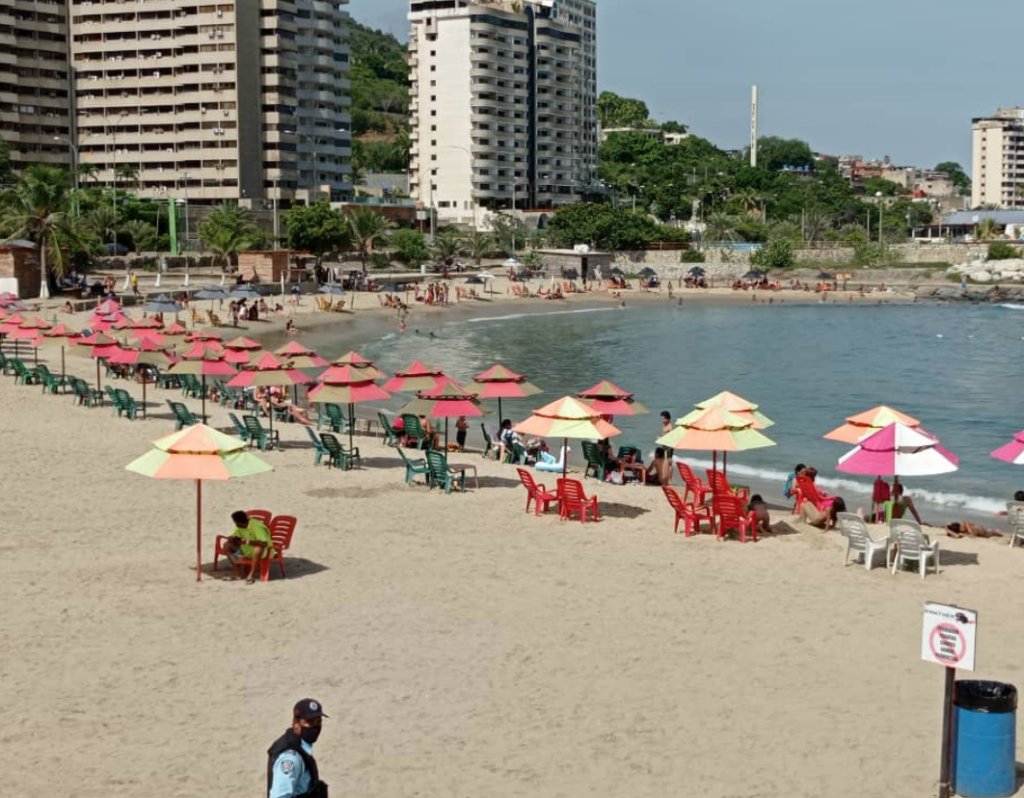 Poca afluencia de bañistas en Vargas en primer día de permiso para usar playas