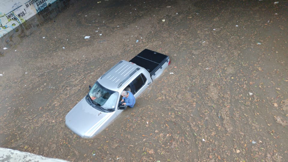 Lluvias dejan lagunas en Caracas y agudizan falla en carretera del Táchira