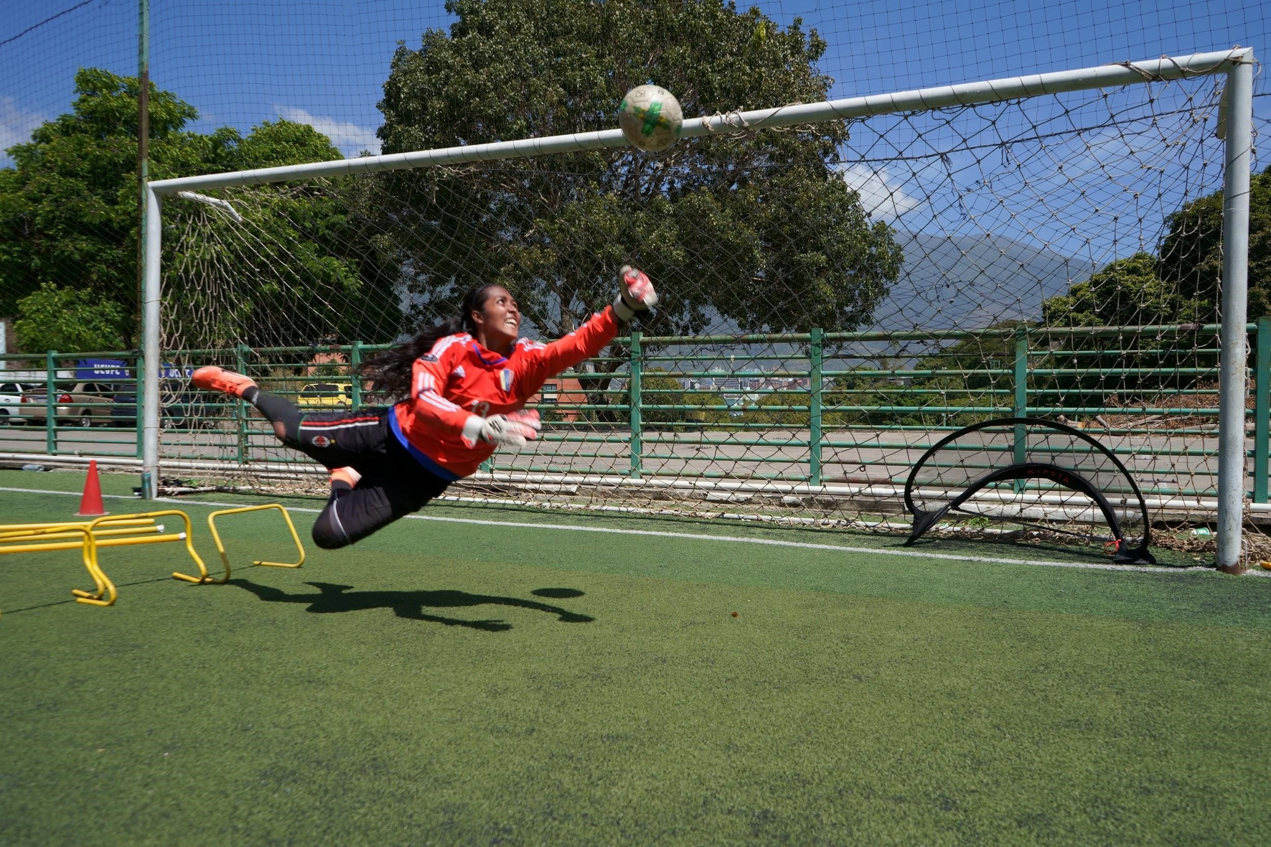 ‘Mujeres guerreras’ de Venezuela pelean por igualdad en una cancha de fútbol