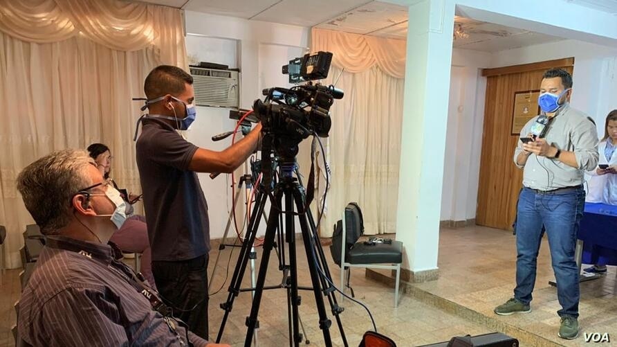 La “arbitrariedad” oficial y la autocensura se abren paso en el periodismo venezolano