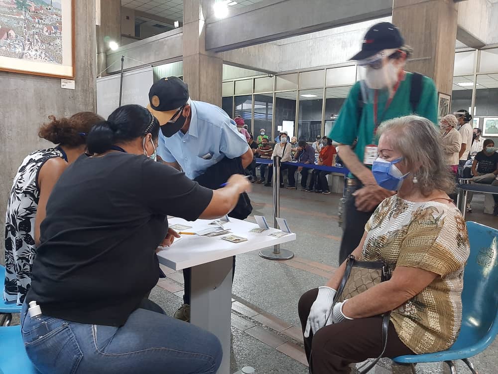 Venezuela usa el Sistema Patria para convocar a adultos mayores a vacunarse contra COVID-19