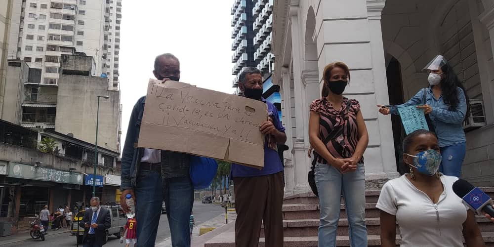 Trabajadores exigieron vacunas para la ciudadanía frente a sede de la Cruz Roja Trabajadores exigieron vacunas para la ciudadanía frente a sede de la Cruz Roja