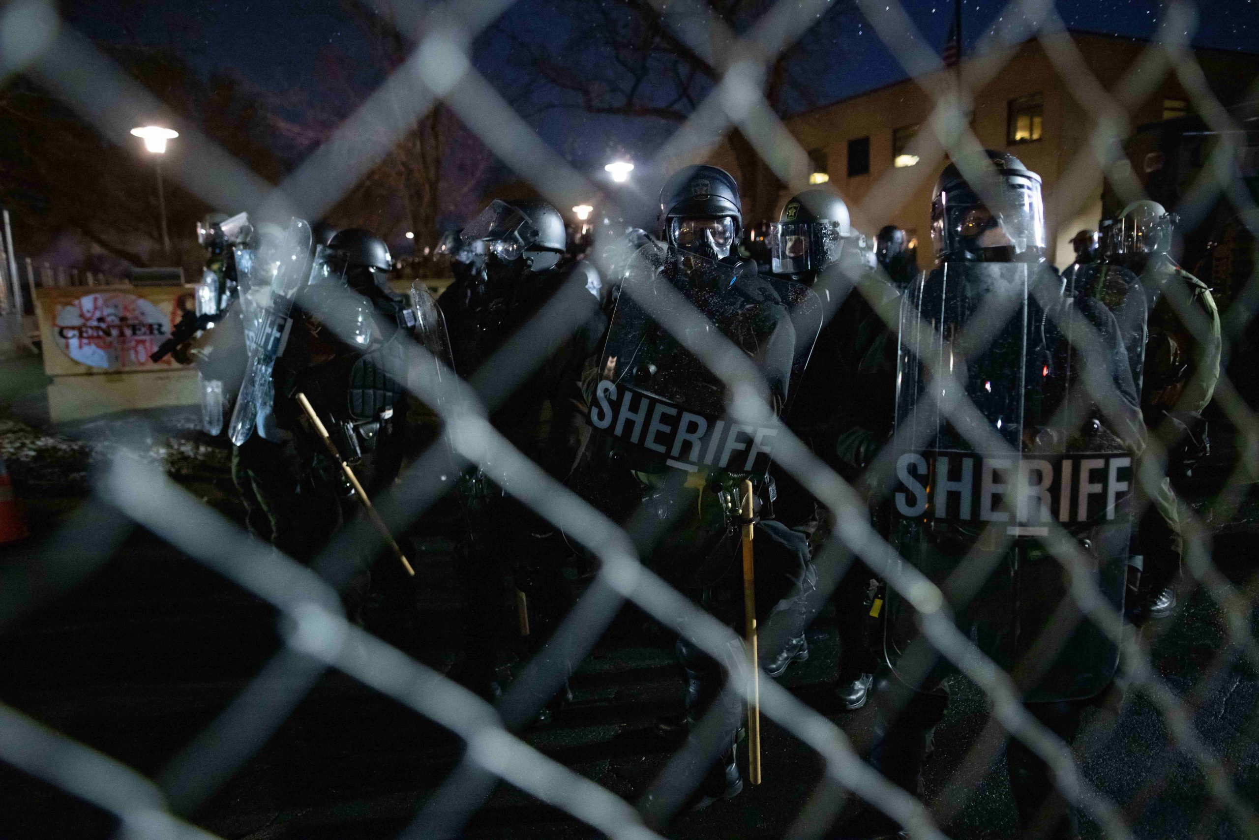 Protestas y altercados contra la violencia policial se esparcen por EEUU