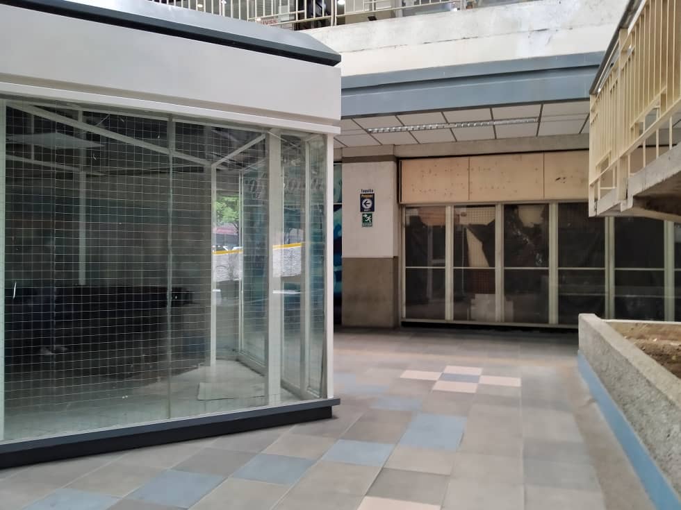 Comerciantes ahogados entre pocas ventas y alto costo de condominios