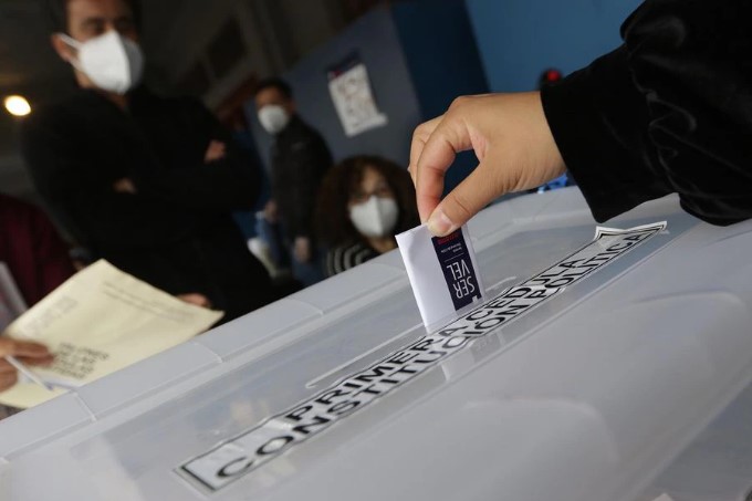 Abren colegios electorales para comicios constituyentes en Chile