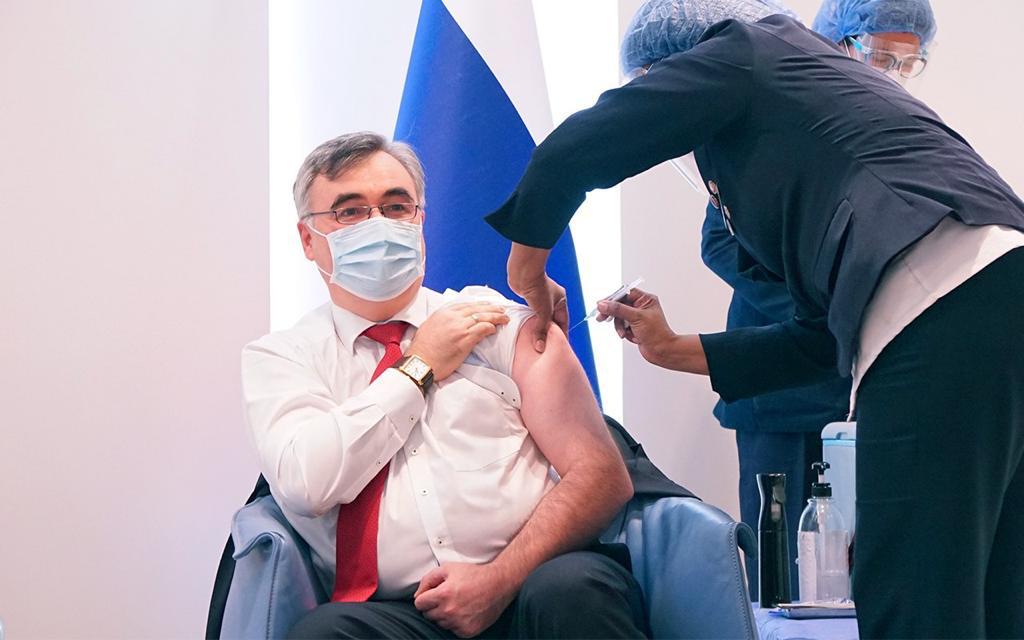 Venezuela inicia ensayos de la EpiVacCorona con el embajador ruso como primer voluntario