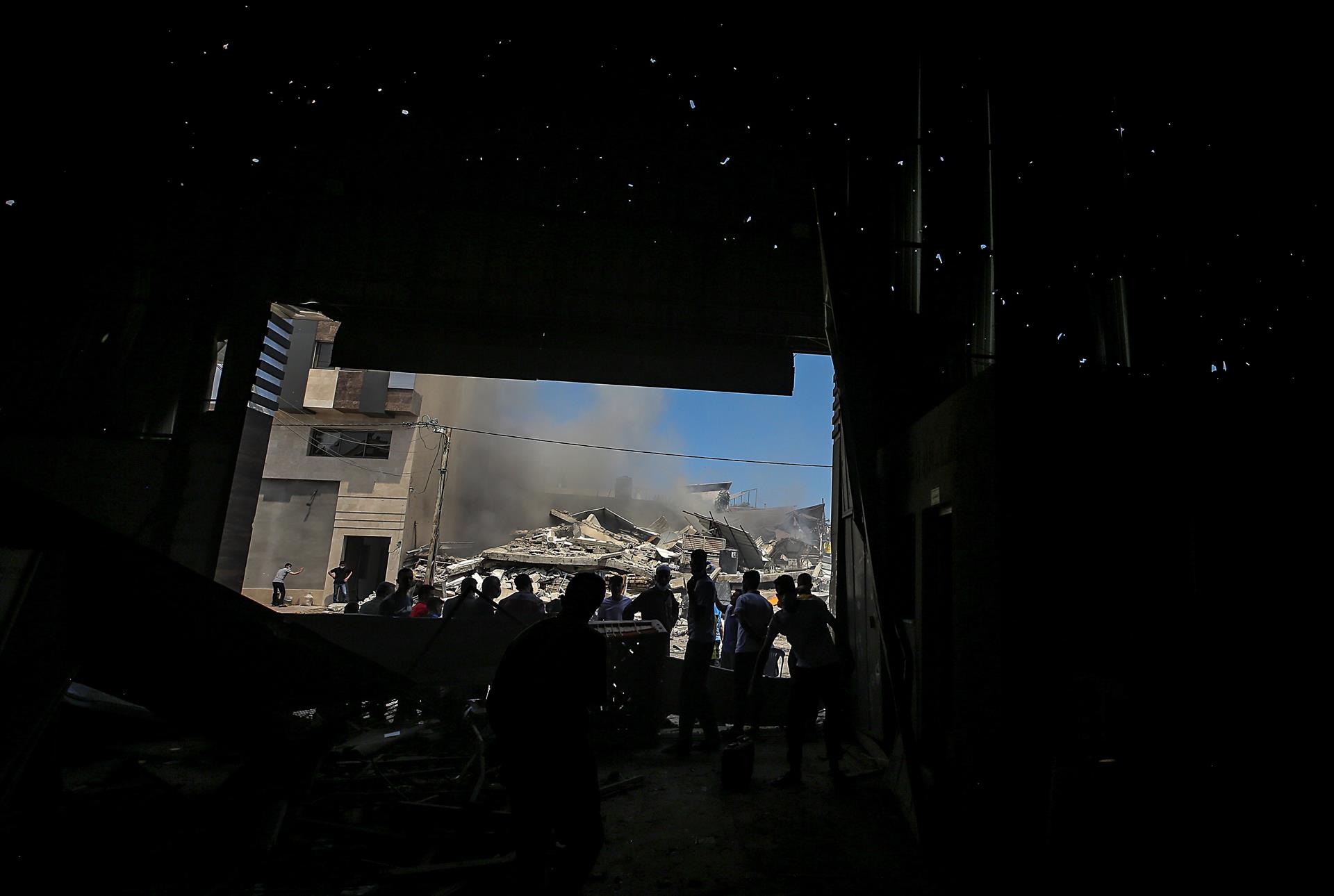 Israel bombardea otra torre en Gaza, sede de agencia AP y Al Jazeera