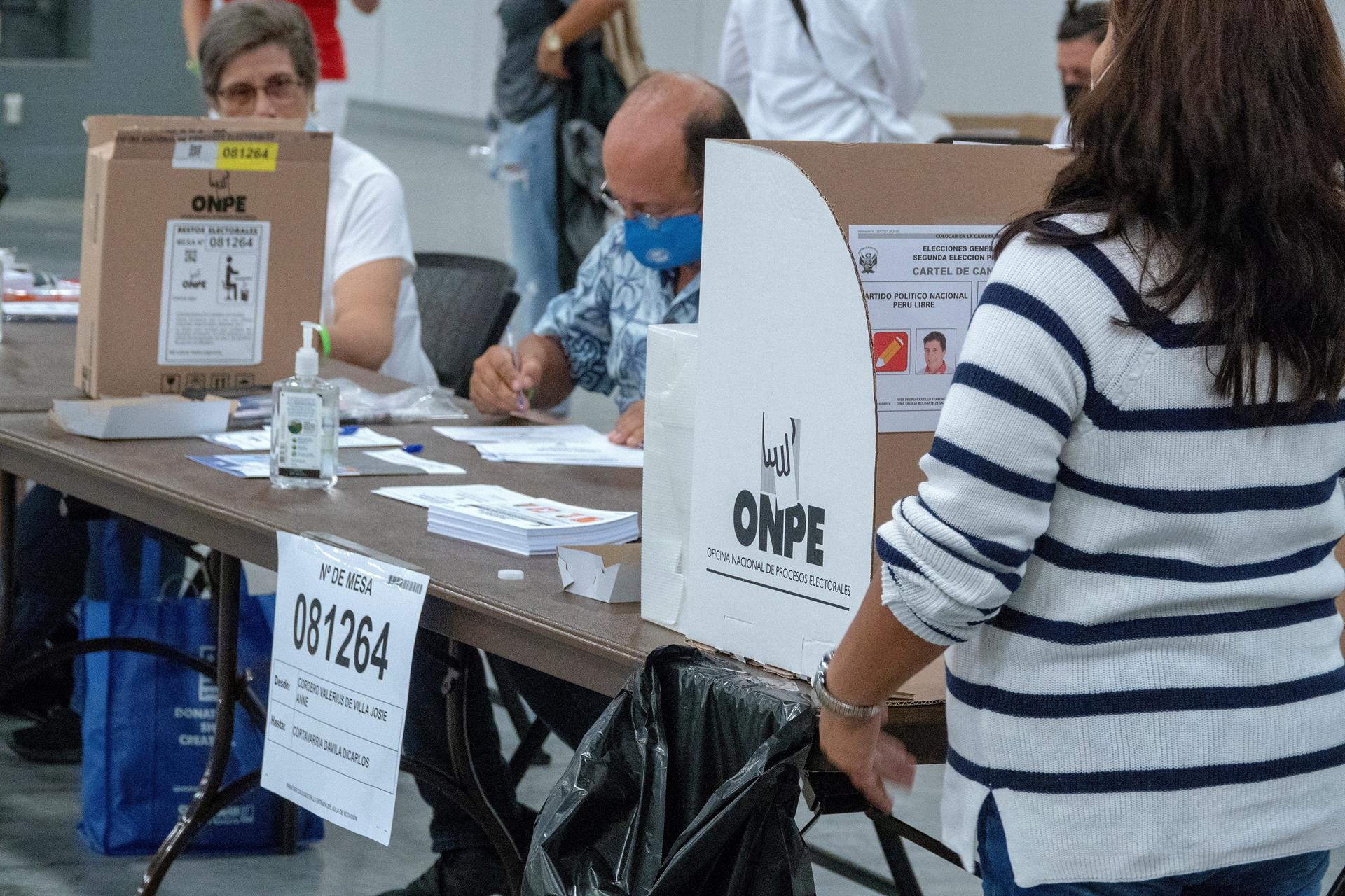 Ni el COVID-19 ni la edad impiden salir a votar masivamente en Lima