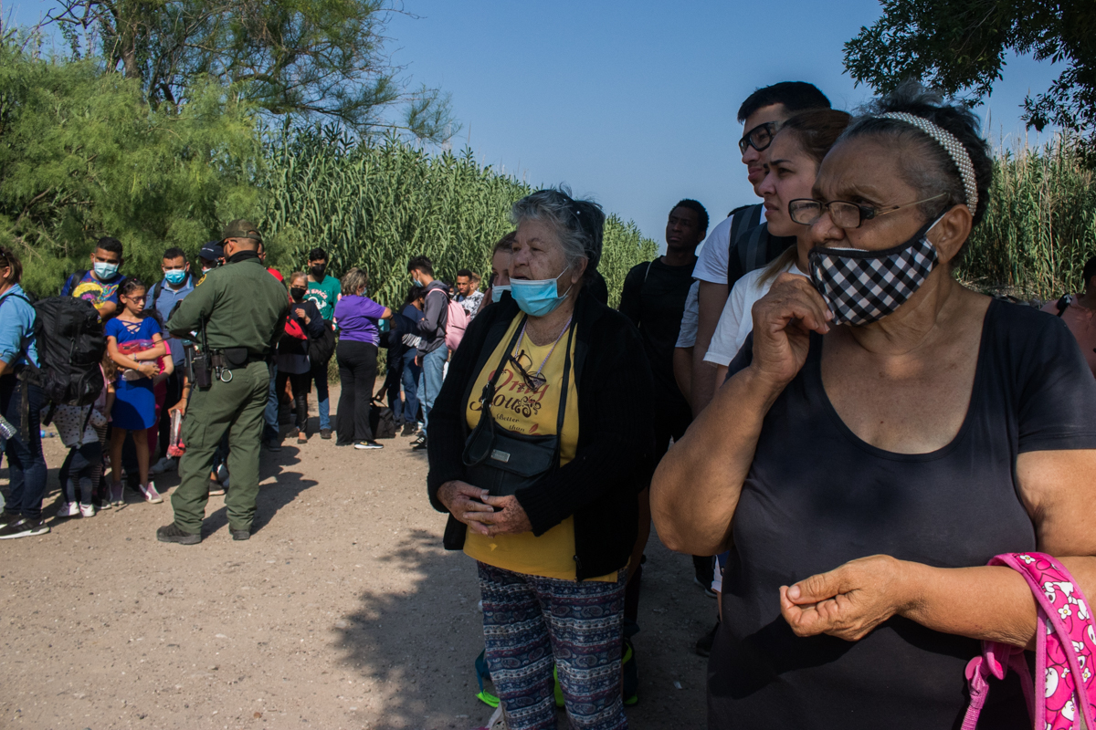 Adultos mayores venezolanos están migrando a Estados Unidos a través del Río Grande