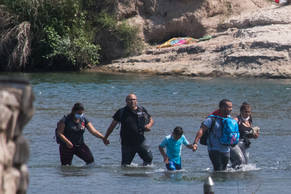 Pies mojados. Los venezolanos que cruzan la frontera fluvial de Estados Unidos