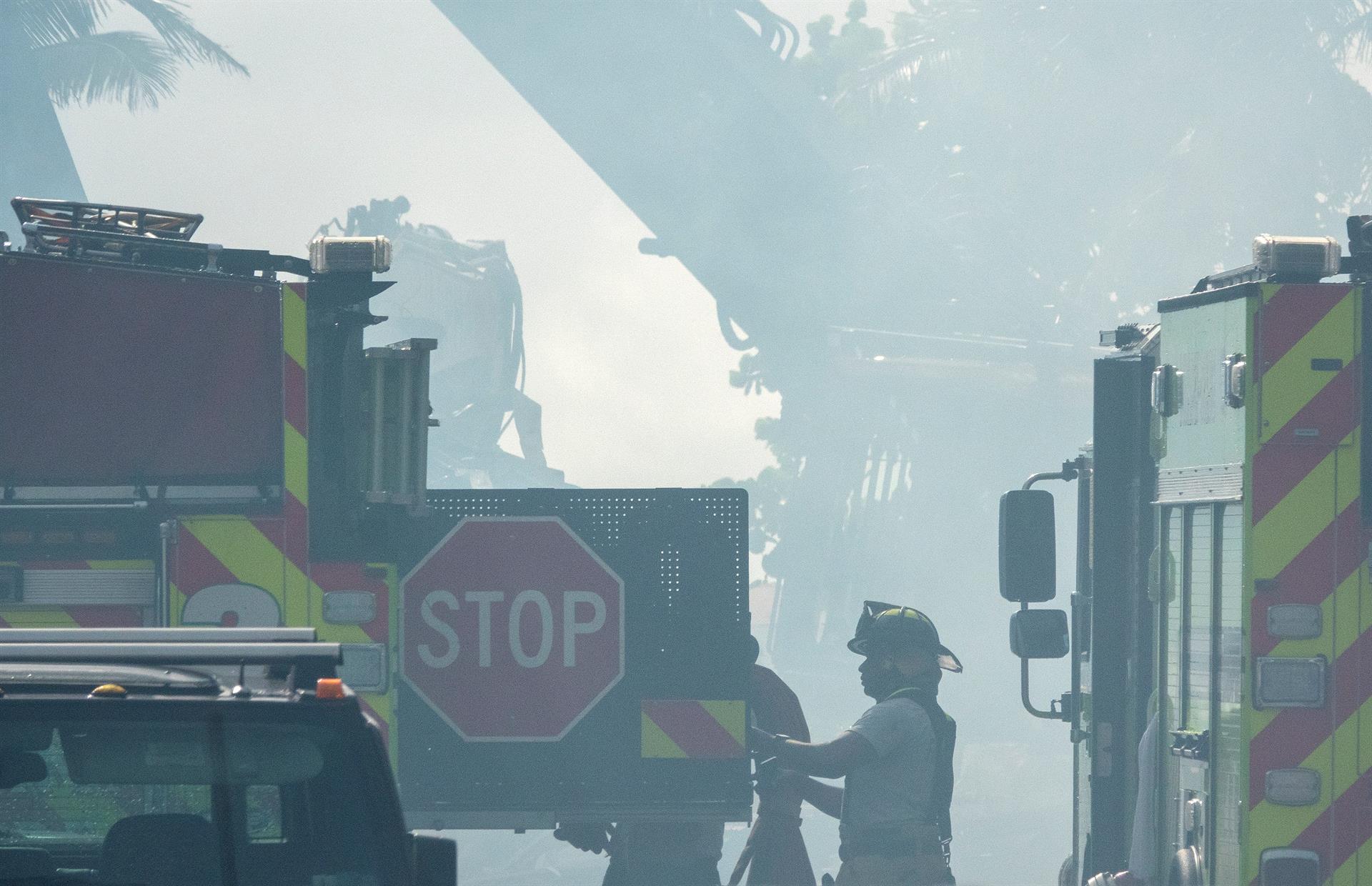 Sube a 12 la cifra de muertos por derrumbe de un edificio en Miami-Dade