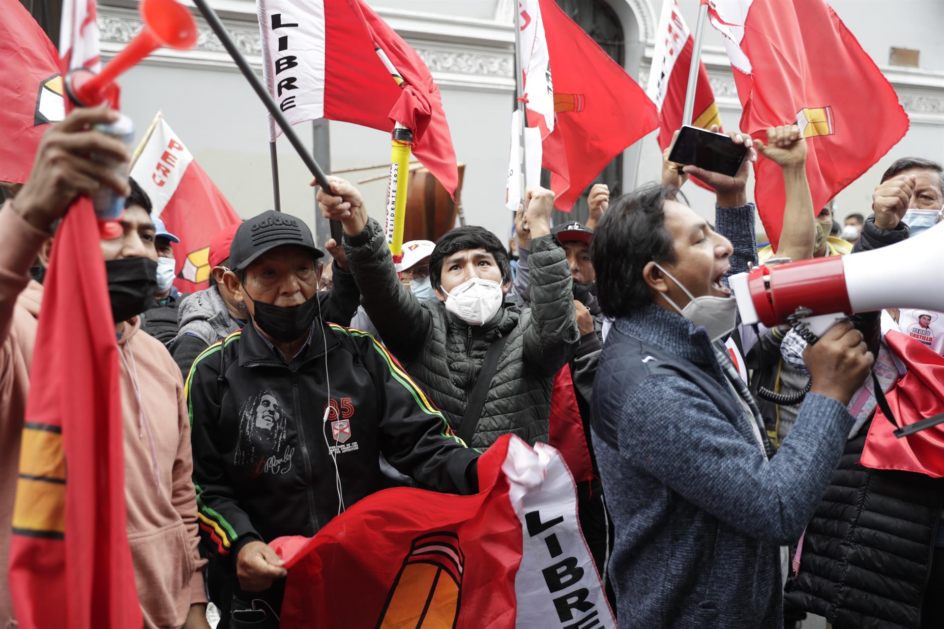 Castillo adelanta a Fujimori en recuento de votos por la Presidencia de Perú