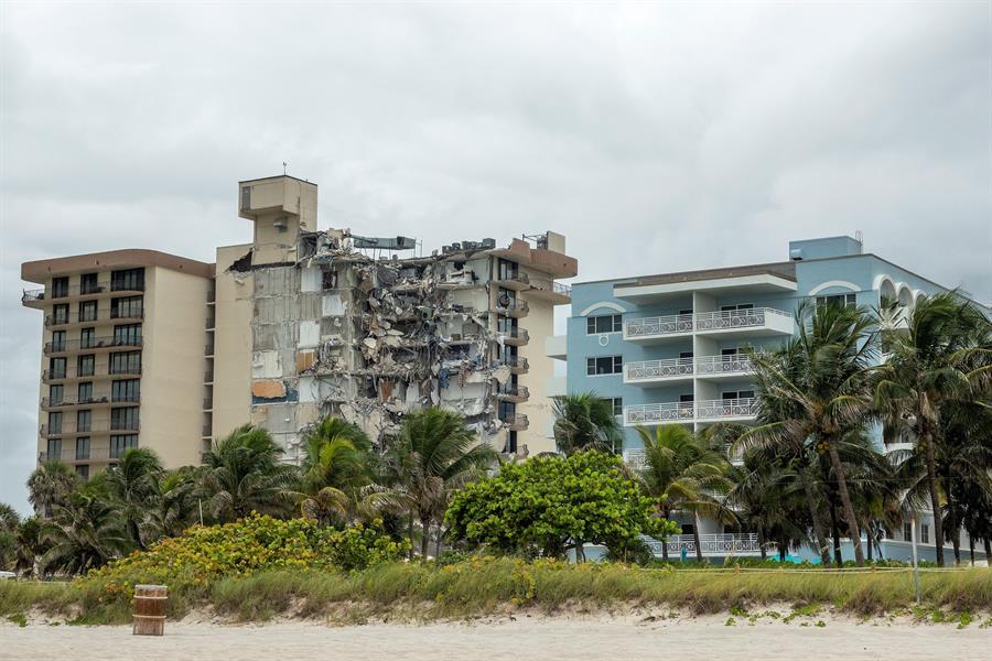 Al menos un muerto deja derrumbe parcial de edificio en Miami