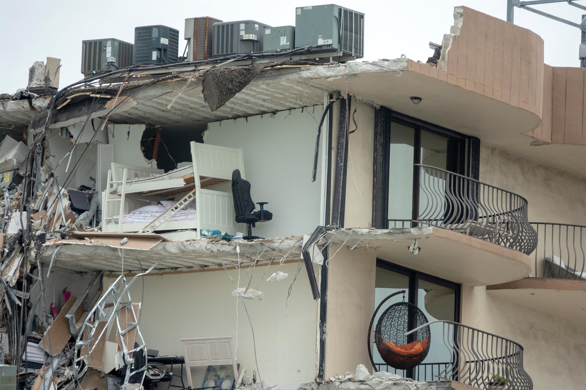 Al menos un muerto deja derrumbe parcial de edificio en Miami 