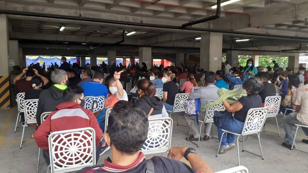 Con números, mensajes o suerte: así es la vacunación contra COVID-19 en Caracas