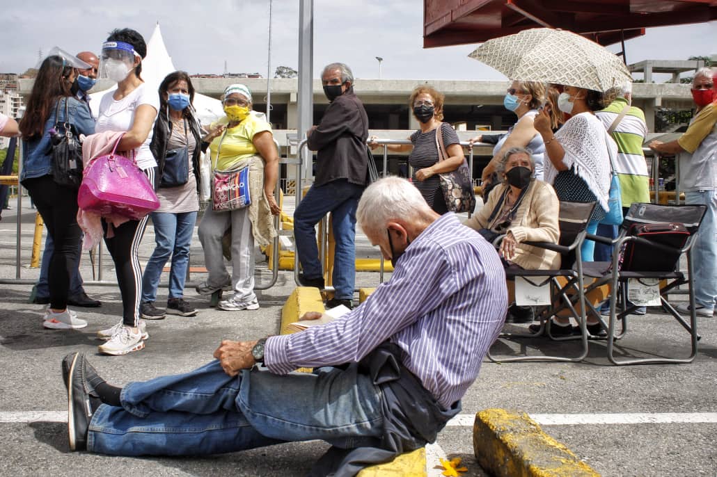 Caraqueños hacen todo lo posible para inmunizarse contra la COVID-19