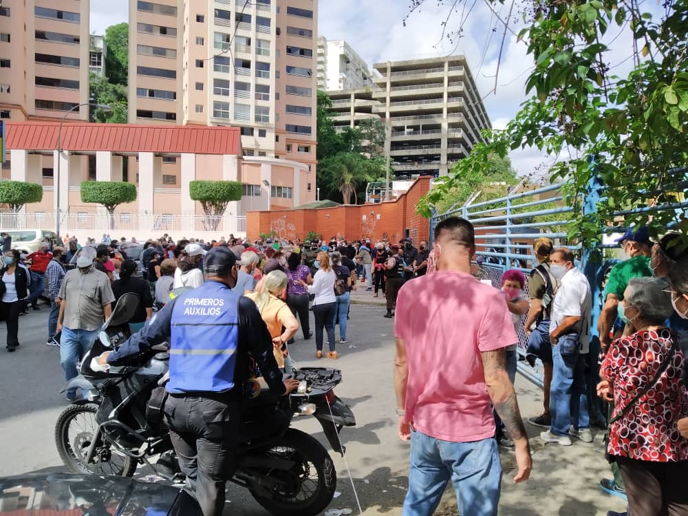 "Vengo de Petare por la vacuna, mi hermano murió de COVID-19", dice mujer en cola para inmunizarse
