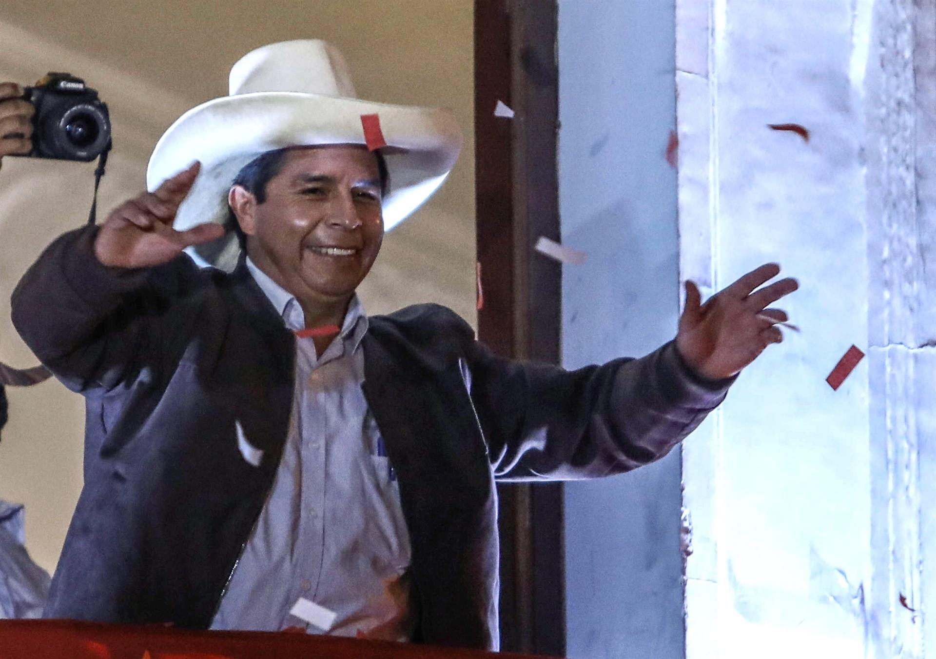 Castillo asume rol de presidente electo de Perú pese a falta de proclamación
