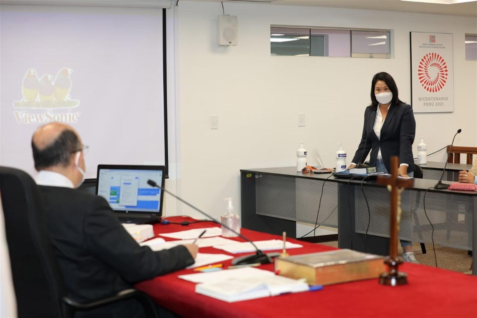 Juez decreta que Fujimori siga libre pero sin reunirse con sus colaboradores