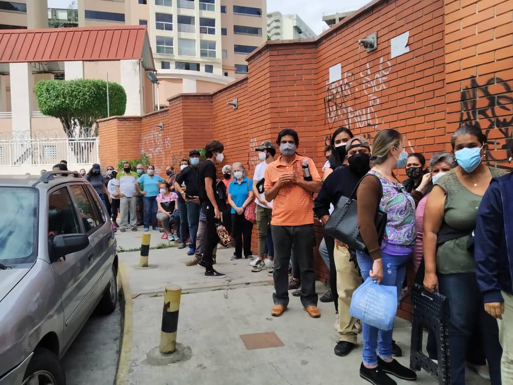 Infectólogos exigen organización e información clara para la vacunación