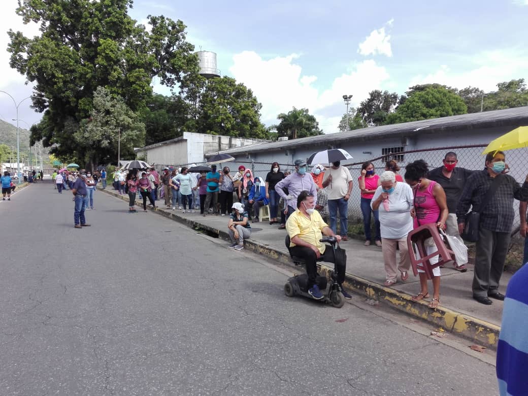 Esperar horas en cola no garantiza una vacuna en Aragua